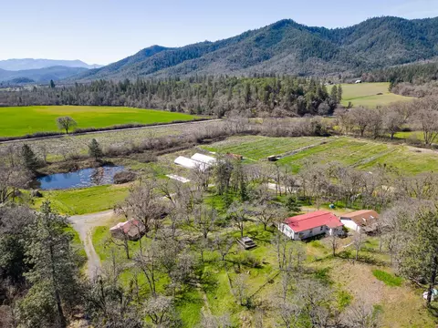 556 Pelton Ln, Gold Hill, OR 97525