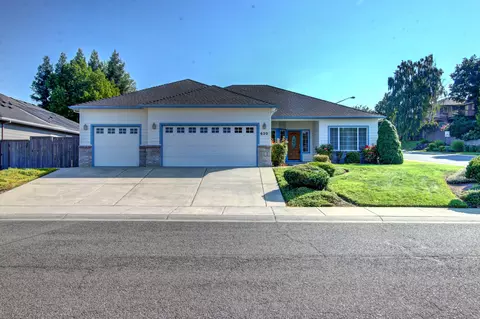 630 Meadowbrook Dr, Central Point, OR 97502
