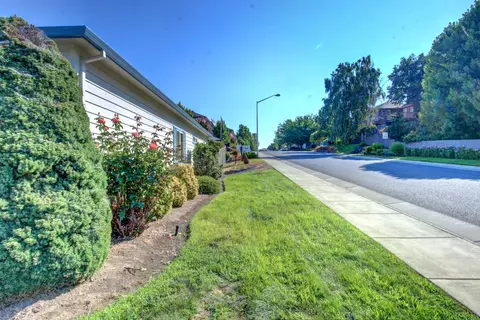 630 Meadowbrook Dr, Central Point, OR 97502 photo 4