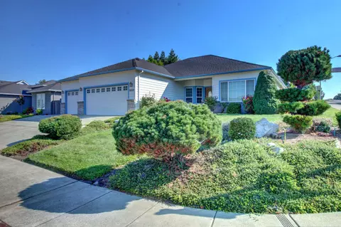 630 Meadowbrook Dr, Central Point, OR 97502 photo 2