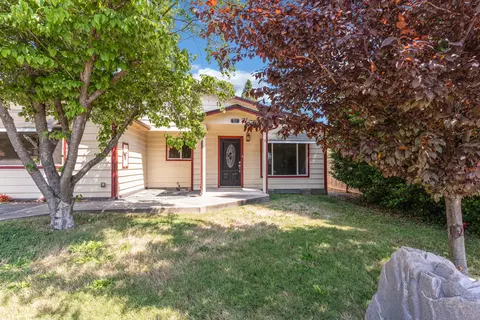 711 NE Beacon Dr NE, Grants Pass, OR 97526