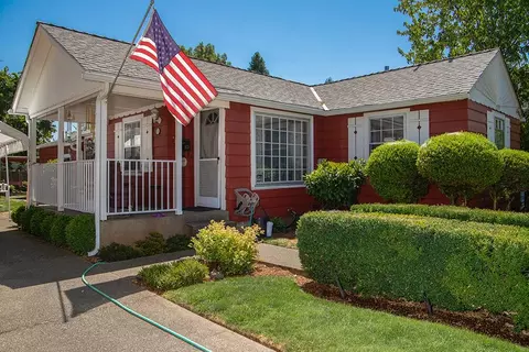 781 NW 4th St, Grants Pass, OR 97526