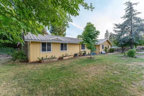 497 Lloyd Dr, Grants Pass, OR 97526