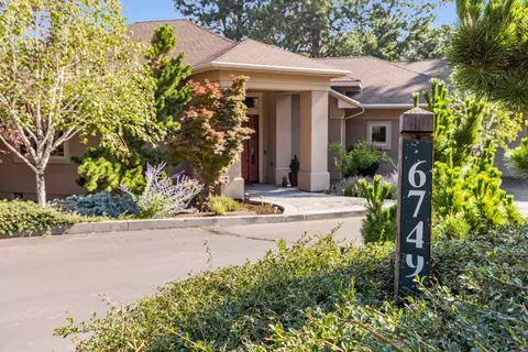 6749 Coopers Hawk Dr, Klamath Falls, OR 97601