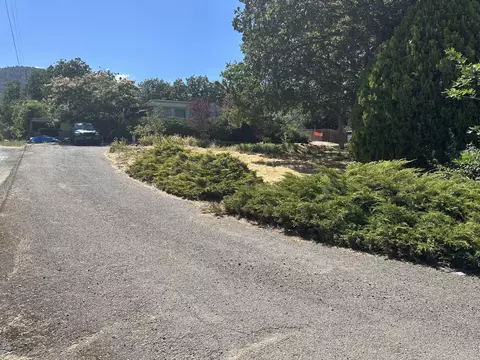 680 Reiten Dr, Ashland, OR 97520