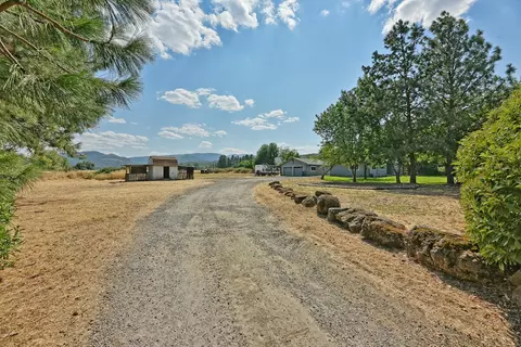 4375 Nellis Ave, Central Point, OR 97502