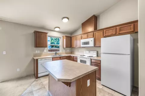 867 NE Locksley Dr, Bend, OR 97701 photo 3