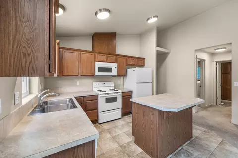 867 NE Locksley Dr, Bend, OR 97701 photo 4