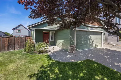 867 NE Locksley Dr, Bend, OR 97701