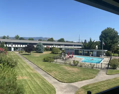 737 Stevens St #207, Medford, OR 97504