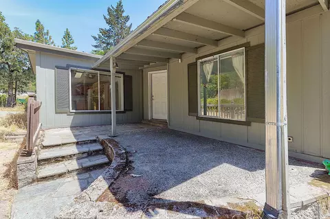 357 Glenlyn Dr, Williams, OR 97544 photo 2