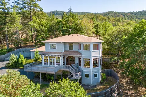 921 Pinecrest Ter, Ashland, OR 97520