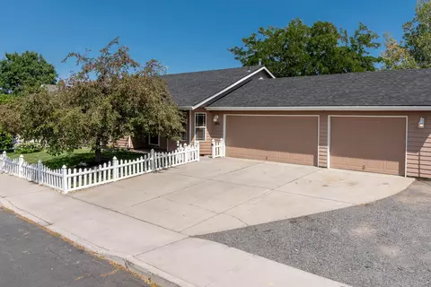 866 SW 25th Ct, Redmond, OR 97756
