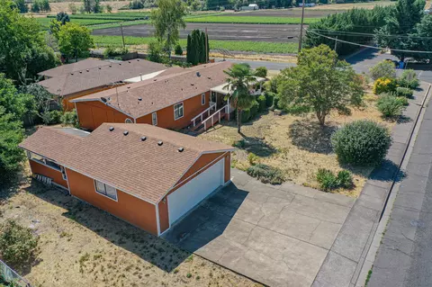 525 Wagner Creek Rd, Talent, OR 97540