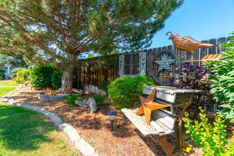 1659 NW 20th St, Redmond, OR 97756