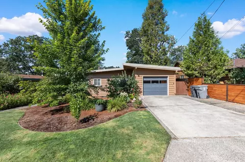 1410 NW Hawthorne Ave, Grants Pass, OR 97526