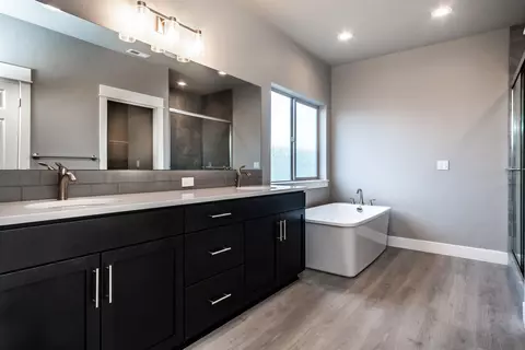 Bath - 61431 Kobe St #404, Bend, OR 97702 photo 1 of 4