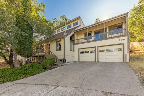 209 Terrace St, Ashland, OR 97520