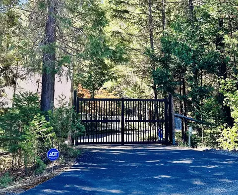 207 Iris Ln, Grants Pass, OR 97526