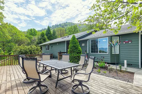 4275 Cloverlawn Dr, Grants Pass, OR 97527