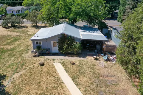 309 S 1st St, Talent, OR 97540