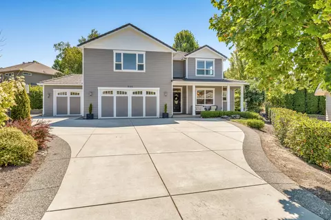 225 Briarwood Ln, Medford, OR 97504