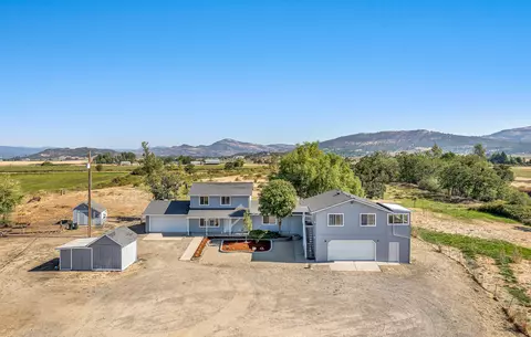 685 E Rolling Hills Dr, Eagle Point, OR 97524 photo 1