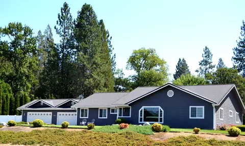 2040 Dawn Dr, Grants Pass, OR 97527