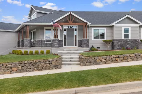680 Forest Ridge Dr, Medford, OR 97504