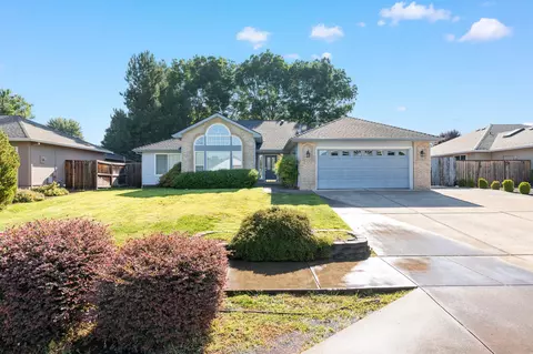 971 Golf View Dr, Medford, OR 97504