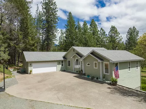 250 Mountain Paradise Rd, Grants Pass, OR 97526