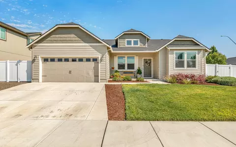 1647 Pearl Eye Ln, Medford, OR 97504