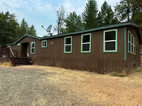 355 Crossway Dr, Central Point, OR 97502