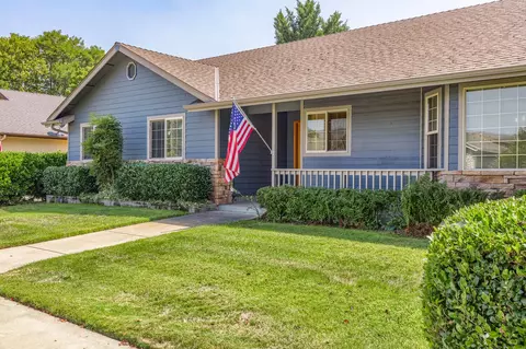 1083 SW Ironwood Dr, Grants Pass, OR 97526
