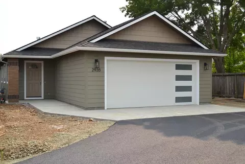 2946 Naples Dr, Grants Pass, OR 97527