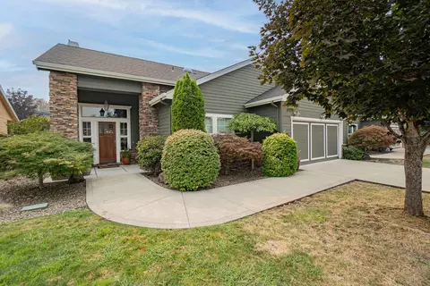 126 Sky Hawk Dr, Eagle Point, OR 97524