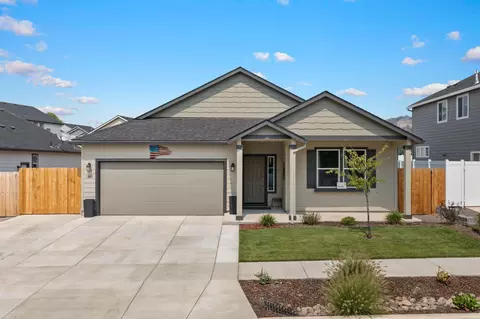 1669 Monarch Ln, Medford, OR 97504
