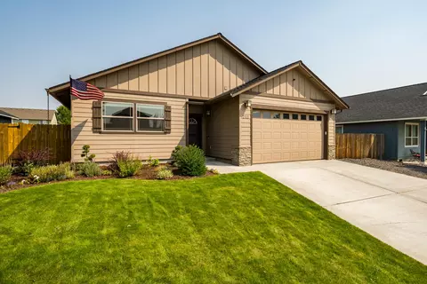 212 NW 29th St, Redmond, OR 97756