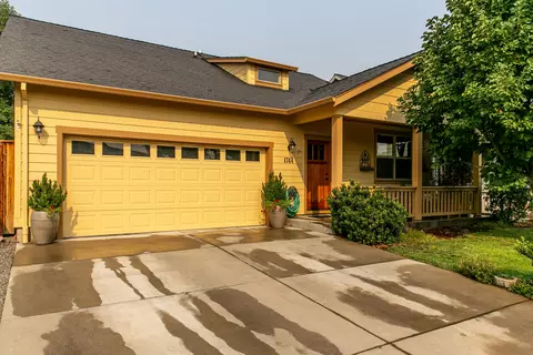 1744 Sandstone Dr, Medford, OR 97501