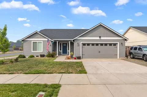 1042 SW Arch Ct, Grants Pass, OR 97527