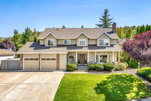 1084 Castlewood Dr, Medford, OR 97504