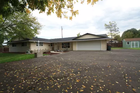 2237 Roberts Rd, Medford, OR 97504