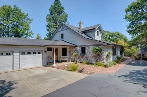 545 Coachman Dr, Jacksonville, OR 97530
