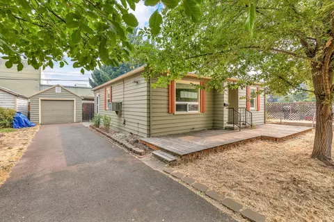 667 S Holly St, Medford, OR 97501