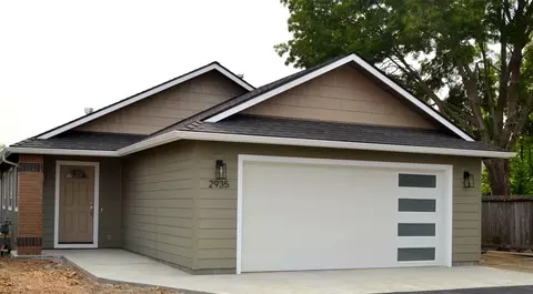 2935 Naples Dr, Grants Pass, OR 97527