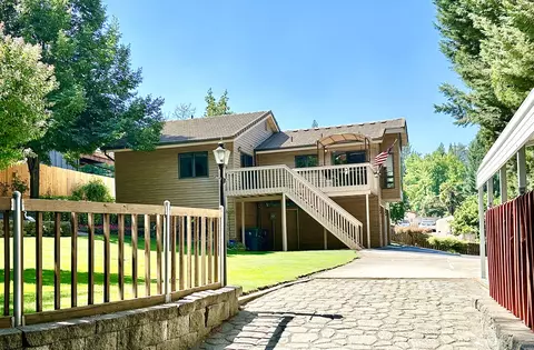 432 S Wexford Cir, Medford, OR 97504