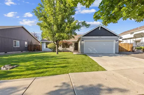 1225 NW Redwood Ave, Redmond, OR 97756