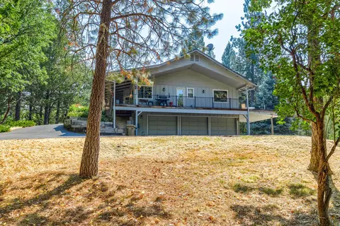 587 Cambridge Dr, Grants Pass, OR 97526
