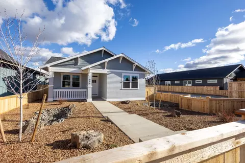 880 NW 19th St, Redmond, OR 97756
