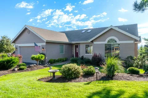 954 Yosemite Falls Dr, Redmond, OR 97756